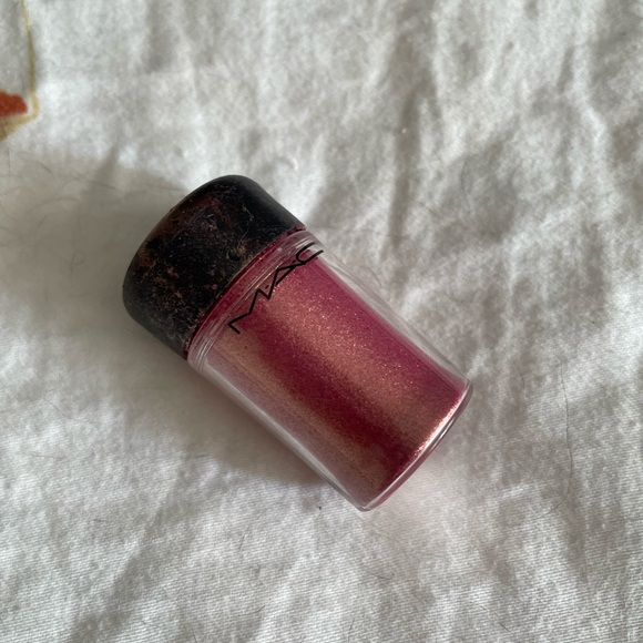 MAC Pigment in Rose - Picture 1 of 3